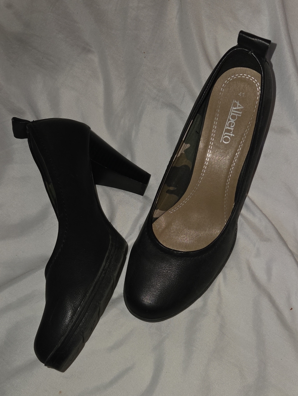 Alberto Black Mid-Heel Round-Toe Pumps